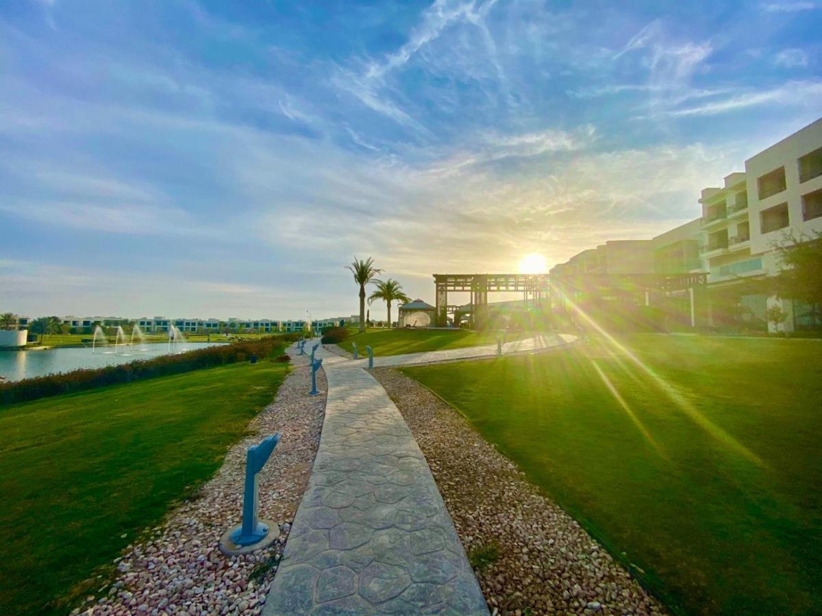Retaj Salwa Resort & Spa Al Rayyan Exterior foto Sunrise at the Al-Shaqra residential complex