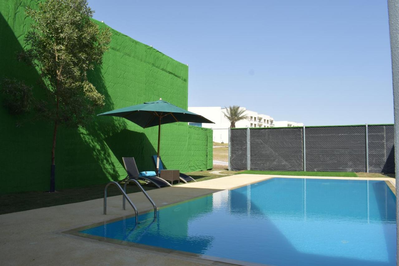 Retaj Salwa Resort & Spa Al Rayyan Exterior foto A swimming pool in a private garden