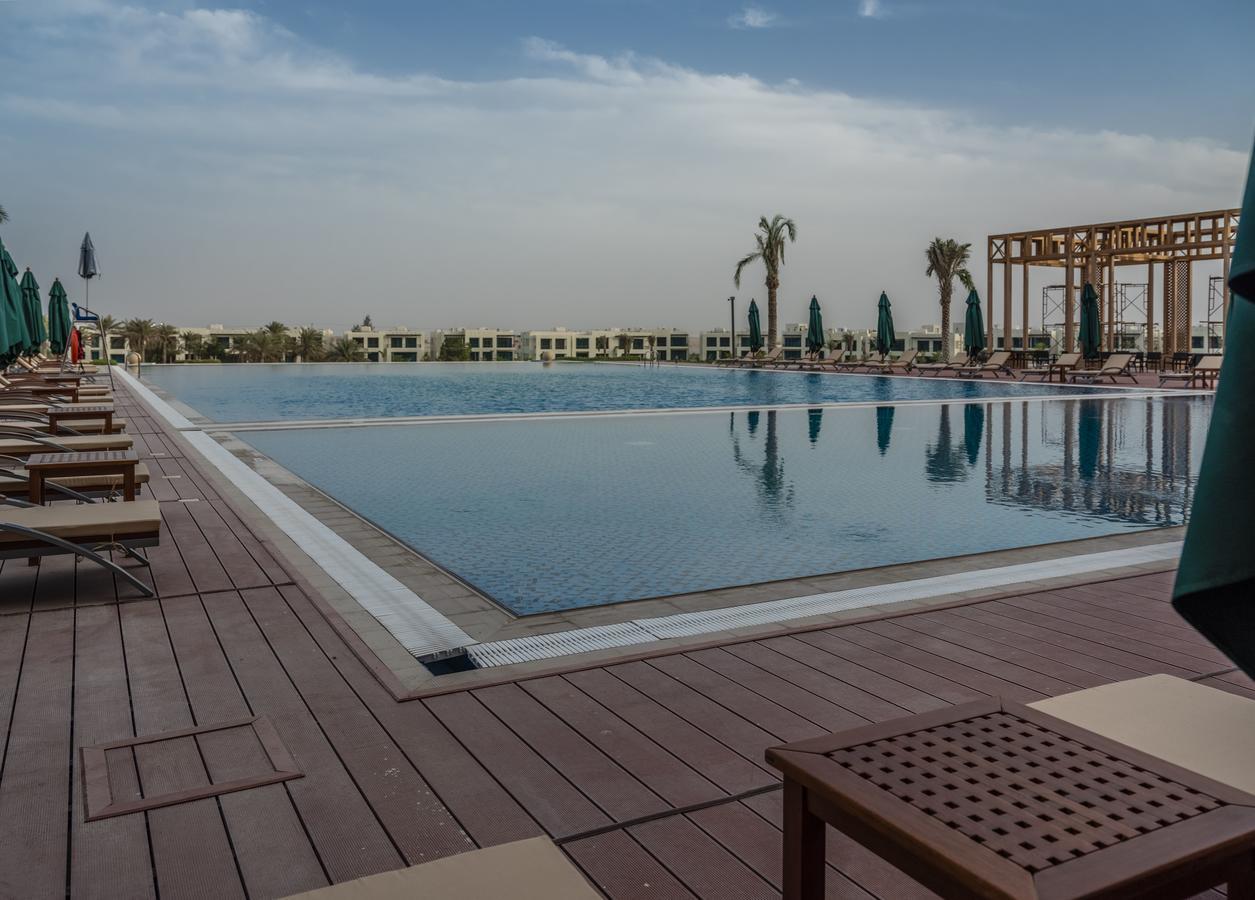 Retaj Salwa Resort & Spa Al Rayyan Exterior foto The swimming pool at the Ritz-Carlton, Dubai